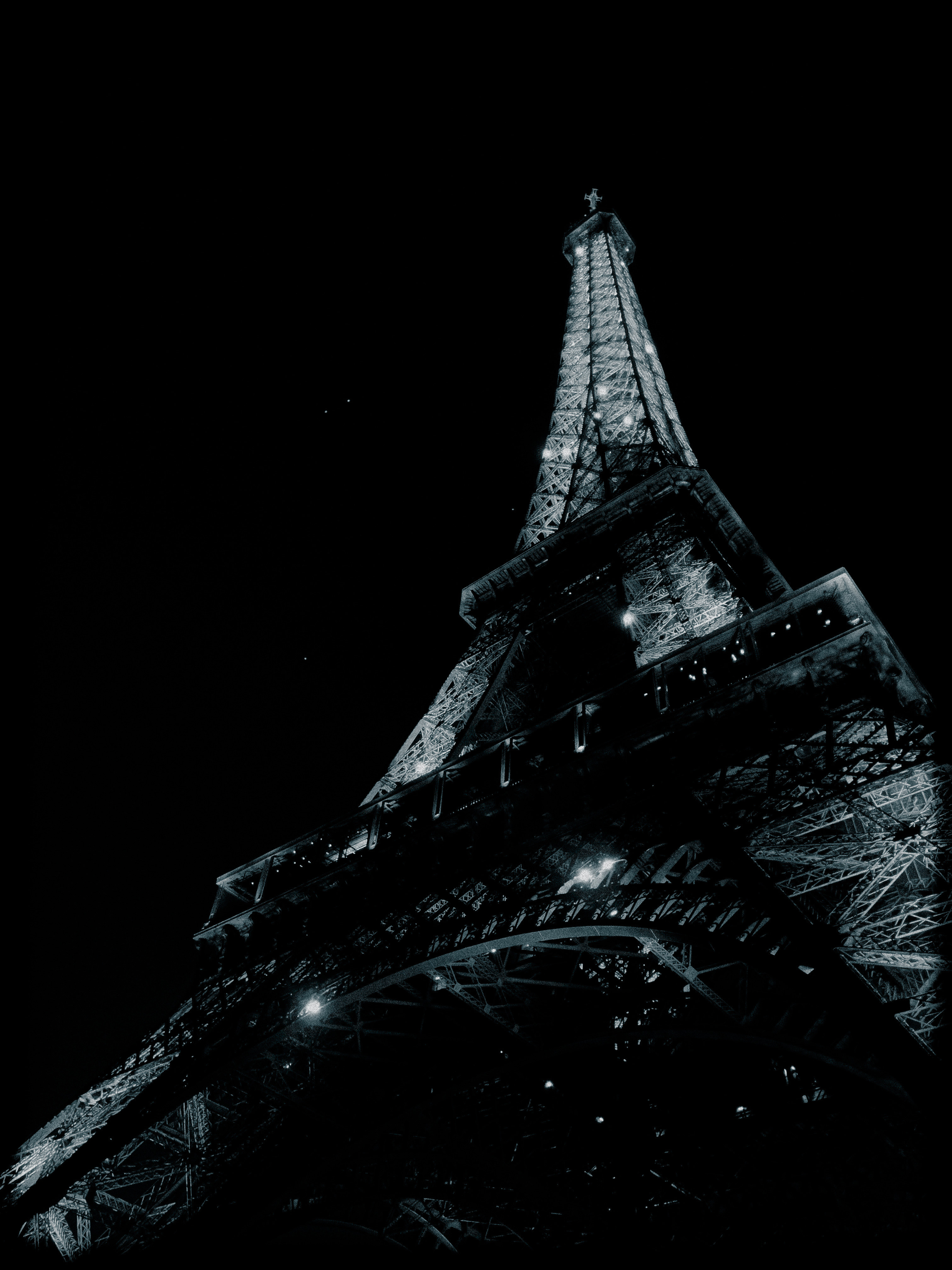 a black and white photo of the eiffel tower